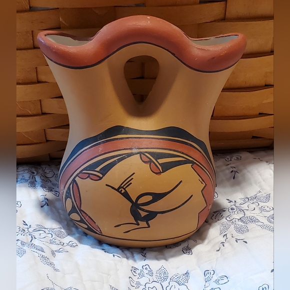 NATIVE AMERICAN HANDMADE VINTAGE SIGNED VASE